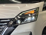 【LEDヘッドライト】悪天候や夜間走行時も良好な視界を確保し安心して運転できる高輝度LEDヘッドライトを装備!点灯速度が早く、消費電力も抑えられています。