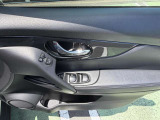 運転席のドアパネルです。ドリンクホルダーもあります。