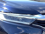 シャープなデザインの明るくて長寿命のLEDヘッドライト採用