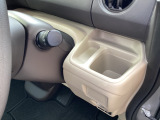 運転席助手席には便利なカップホルダーが装備されています。