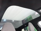 【パノラマガラスルーフ】固定式のガラスルーフで明るい車内空間を演出。日差しの強い日は電動スライドカーテンで調整するなど、季節を問わず開放的なドライブをお楽しみいただけます。