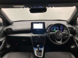 シンプルながら機能性あふれる運転席周りです。使いやすいスイッチ類の配置によりとても運転しやすいですよ。