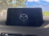 【8インチマツダコネクト】車内の雰囲気にマッチした大型のディスプレイ。スマホ接続でのナビ使用やBluetooth再生等、様々な機能が楽しめます。直感的なダイヤル操作が可能で、使い勝手も良好です。