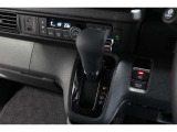 インパネシフトだから視線の移動も少なく足元もスッキリ♪運転席もゆったりしているのでゆとりを持ってドライブできますね!