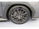 スポーティなガンメタ塗装の純正18インチアルミホイールに245/40R18サイズのタイヤが付いています