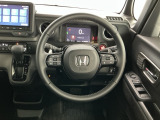 【ハンドル】運転にかかわる様々な操作を安全に行えるように視点移動が少なく操作性に配慮されたスイッチ類が凝縮されたコックピットです。