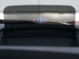 ヘッドアップ・ディスプレイ :現在の車速やナビゲーション・システムによるルート案内の矢印表示など、さまざまな情報をフロント・ウインドーに投影することで、ドライバーの視界内に表示します。