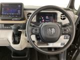 【ハンドル】運転にかかわる様々な操作を安全に行えるように視点移動が少なく操作性に配慮されたスイッチ類が凝縮されたコックピットです。