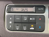 【オートエアコン】一度お好みの温度に設定すれば、車内の温度を検知し風量や温度を自動で調整。暑い&hellip;寒い&hellip;と何度もスイッチ操作をする必要はありません。快適な車内空間には必須の機能ですね♪