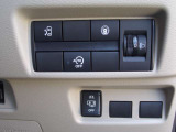 運転席右側には電動スライドドア等の各種スイッチがまとめられています!