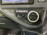 【オートエアコン】一度お好みの温度に設定すれば、車内の温度を検知し風量や温度を自動で調整。暑い&hellip;寒い&hellip;と何度もスイッチ操作をする必要はありません。快適な車内空間には必須の機能ですね♪