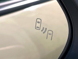 【ブラインドスポットモニター】走行中、ドアミラーの死角になりやすい箇所に後続車が接近するとサイドミラーのレンズに警告を表示!ドライバーに注意喚起をしてくれます。