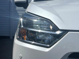 【LEDヘッドライト】悪天候や夜間走行時も良好な視界を確保し安心して運転できる高輝度LEDヘッドライトを装備!点灯速度が早く、消費電力も抑えられています。