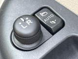 【電動格納ミラー】サイドミラーは電動格納式となっており、狭い駐車場でもキズがつくリスクを抑えられます。