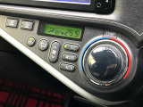 【オートエアコン】一度お好みの温度に設定すれば、車内の温度を検知し風量や温度を自動で調整。暑い&hellip;寒い&hellip;と何度もスイッチ操作をする必要はありません。快適な車内空間には必須の機能ですね♪
