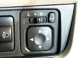 【電動格納ミラー】サイドミラーは電動格納式となっており、狭い駐車場でもキズがつくリスクを抑えられます。