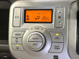 【オートエアコン】一度お好みの温度に設定すれば、車内の温度を検知し風量や温度を自動で調整。暑い&hellip;寒い&hellip;と何度もスイッチ操作をする必要はありません。快適な車内空間には必須の機能ですね♪