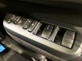 【電動格納ミラー】サイドミラーは電動格納式となっており、狭い駐車場でもキズがつくリスクを抑えられます。