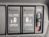 【両側パワースライドドア】スマートキーや運転席のスイッチで後席両側スライドドアの開閉が可能♪電動だから力を入れてドアを開ける必要が無く、小さなお子様でも簡単に開け閉めでき快適です♪