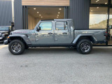 【ホイールアーチ】台形ホイールアーチはJeep伝統のデザインです。採用している理由は諸説ありますが、オフロードを走行する際にタイヤとボディが干渉しあわないよう配慮した作りにするためとなります。