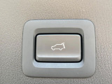 【パワーバックドア】スマートキーや運転席のボタンを押すだけでリアゲートが自動で開閉します!荷物を持っている時や、高い位置にあるバックドアを閉める際に便利な機能です♪