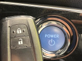 【スマートキー】カバンやポケットに入れたままでもドアの施錠・解錠が可能なスマートキーを装備。エンジンのオン・オフ時もカギを取り出す必要が無いからとっても便利です♪