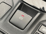 【電動パーキングブレーキ】パーキングブレーキは便利な電動式!ボタン一つで操作でき、アクセルを踏めば自動で解除されます♪レバーやペダルが無いので運転席廻りもすっきりしますね♪