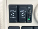 【両側パワースライドドア】スマートキーや運転席のスイッチで後席両側スライドドアの開閉が可能♪電動だから力を入れてドアを開ける必要が無く、小さなお子様でも簡単に開け閉めでき快適です♪