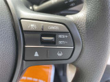 【クルーズコントロール】アクセル操作なしで一定速度を保つ機能。先行車との距離を自動調整する追従型が主流で、高速走行時の疲労を劇的に軽減します。長距離移動が多いお客様への商談では必須の快適装備です。
