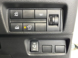 【アイドリングストップ】赤信号や渋滞で停車した際にエンジンを停止し、無駄な燃料の消費を抑えます。燃費向上や環境保護につなげる機能♪エンジンはブレーキを離せば再始動します。