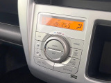 【オートエアコン】一度お好みの温度に設定すれば、車内の温度を検知し風量や温度を自動で調整。暑い&hellip;寒い&hellip;と何度もスイッチ操作をする必要はありません。快適な車内空間には必須の機能ですね♪