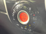 【オートエアコン】一度お好みの温度に設定すれば、車内の温度を検知し風量や温度を自動で調整。暑い&hellip;寒い&hellip;と何度もスイッチ操作をする必要はありません。快適な車内空間には必須の機能ですね♪