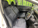 運転席まわりには十分なスペースがあり、大柄な方でもゆったり運転していただける環境です。