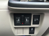 運転席の手元で両側スライドドアの開閉操作が可能です。