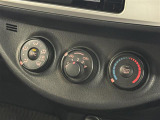 【エアコン】空気の入れ替え、快適な車内環境づくりの必須装備。エアコンちゃんとついてます。ダイヤル式で直感的な操作ができますね!
