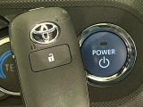 【スマートキー】カバンやポケットに入れたままでもドアの施錠・解錠が可能なスマートキーを装備。エンジンのオン・オフ時もカギを取り出す必要が無いからとっても便利です♪