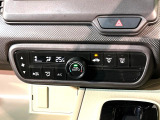 【オートエアコン】一度お好みの温度に設定すれば、車内の温度を検知し風量や温度を自動で調整。暑い&hellip;寒い&hellip;と何度もスイッチ操作をする必要はありません。快適な車内空間には必須の機能ですね♪