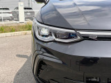 LEDマトリックスヘッドライト「IQ.LIGHT」。対向車や先行車を検知し、LEDを個別制御。まぶしさを抑えながら、夜間の視界をしっかり確保します。