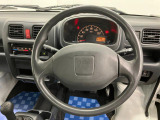 【ハンドル回り】インテリアに合わせたデザインのステアリングは、運転される方のことも考え、運転しやすい形状、大きさです。ぜひ一度、実際に触ってお確かめください。
