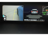 様々な情報を映し出すマルチファンクションディスプレイ。シフトレバーをリバースにすると連動してサイドカメラ映像&バックセンサーに切り替わります。スイッチ一つでフロントカメラへの切り替えも出来ます