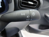 スイッチをオートに設定しておけば、車外の明るさに応じて自動的にヘッドランプを点灯・消灯します。夕暮れ時やトンネルの続く山道などを走行する時に便利なコンライトを装備しています。