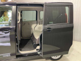 【両側オートスライドドア】子供を乗せたりするのにも隣のお車を気にせずストレスフリー★雨の日などはリモコンキーからドアの開閉ができとても便利♪