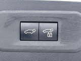 【パワーバックドア】スマートキーや運転席のボタンを押すだけでリアゲートが自動で開閉します!荷物を持っている時や、高い位置にあるバックドアを閉める際に便利な機能です♪