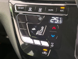 【オートエアコン】一度お好みの温度に設定すれば、車内の温度を検知し風量や温度を自動で調整。暑い&hellip;寒い&hellip;と何度もスイッチ操作をする必要はありません。快適な車内空間には必須の機能ですね♪