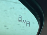 【ブラインドスポットモニター】走行中、ドアミラーの死角になりやすい箇所に後続車が接近するとサイドミラーのレンズに警告を表示!ドライバーに注意喚起をしてくれます。