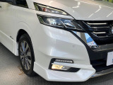 【LEDヘッドライト】悪天候や夜間走行時も良好な視界を確保し安心して運転できる高輝度LEDヘッドライトを装備!点灯速度が早く、消費電力も抑えられています。