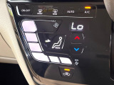 【オートエアコン】一度お好みの温度に設定すれば、車内の温度を検知し風量や温度を自動で調整。暑い&hellip;寒い&hellip;と何度もスイッチ操作をする必要はありません。快適な車内空間には必須の機能ですね♪