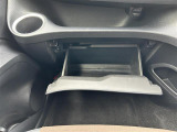 【グローブボックス】大容量のグローブボックスです!!車検証ケース他、日頃使う小物類の収納スペースもたくさんあります!