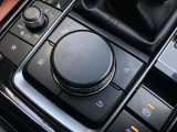 「MAZDAコネクト」コマンダー部 手元を見ることなく操作出来るように左手を自然に降ろした位置に設置。シンプルで使いやすく、機能を覚えやすいボタン配置になっています。