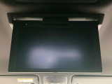 【フリップダウンモニター】大画面モニターで後席でもエンタメをお楽しみいただけます。小さなお子様にも大人気の装備です♪